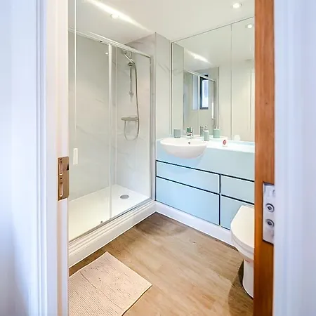 2br Flat - Free Parking - Fast Wi-fi