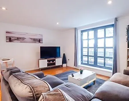 2br Flat - Free Parking - Fast Wi-fi