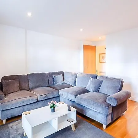 2br Flat - Free Parking - Fast Wi-fi