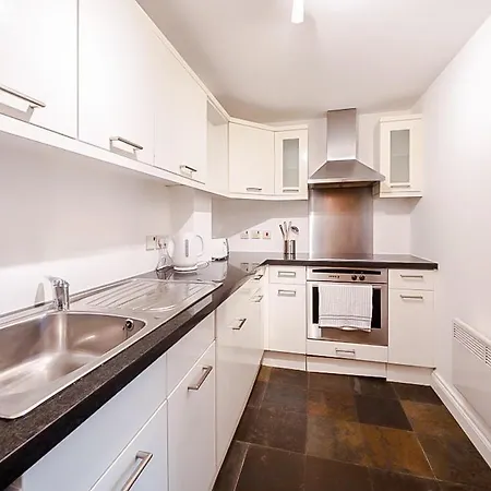2br Flat - Free Parking - Fast Wi-fi