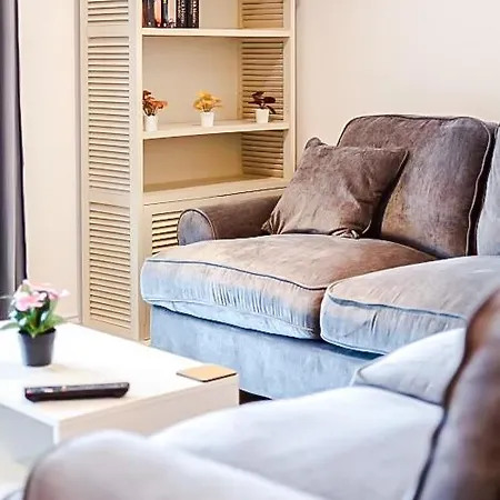 2br Flat - Free Parking - Fast Wi-fi