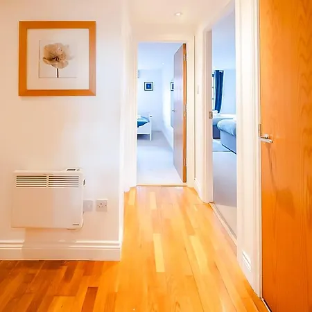 2br Flat - Free Parking - Fast Wi-fi *