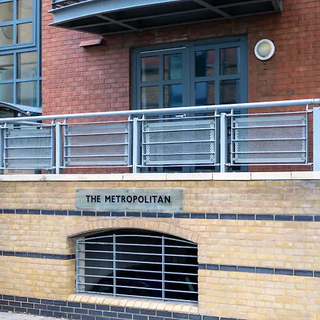 2br Flat - Free Parking - Fast Wi-fi *
